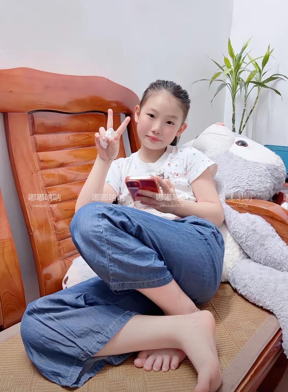 文案
 
这是我上初一的宝贝女儿，慢慢从懵懂的小丫头长成懂事的小姑娘。
居家随性