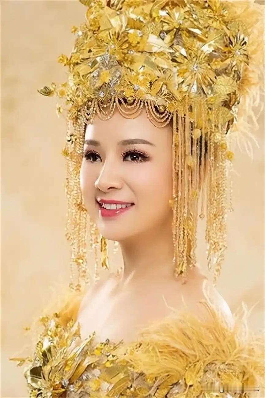 4岁失去光明，凭歌声拿下星光大道总冠军！这身黄金华服配得上她的光芒，我不说她是盲
