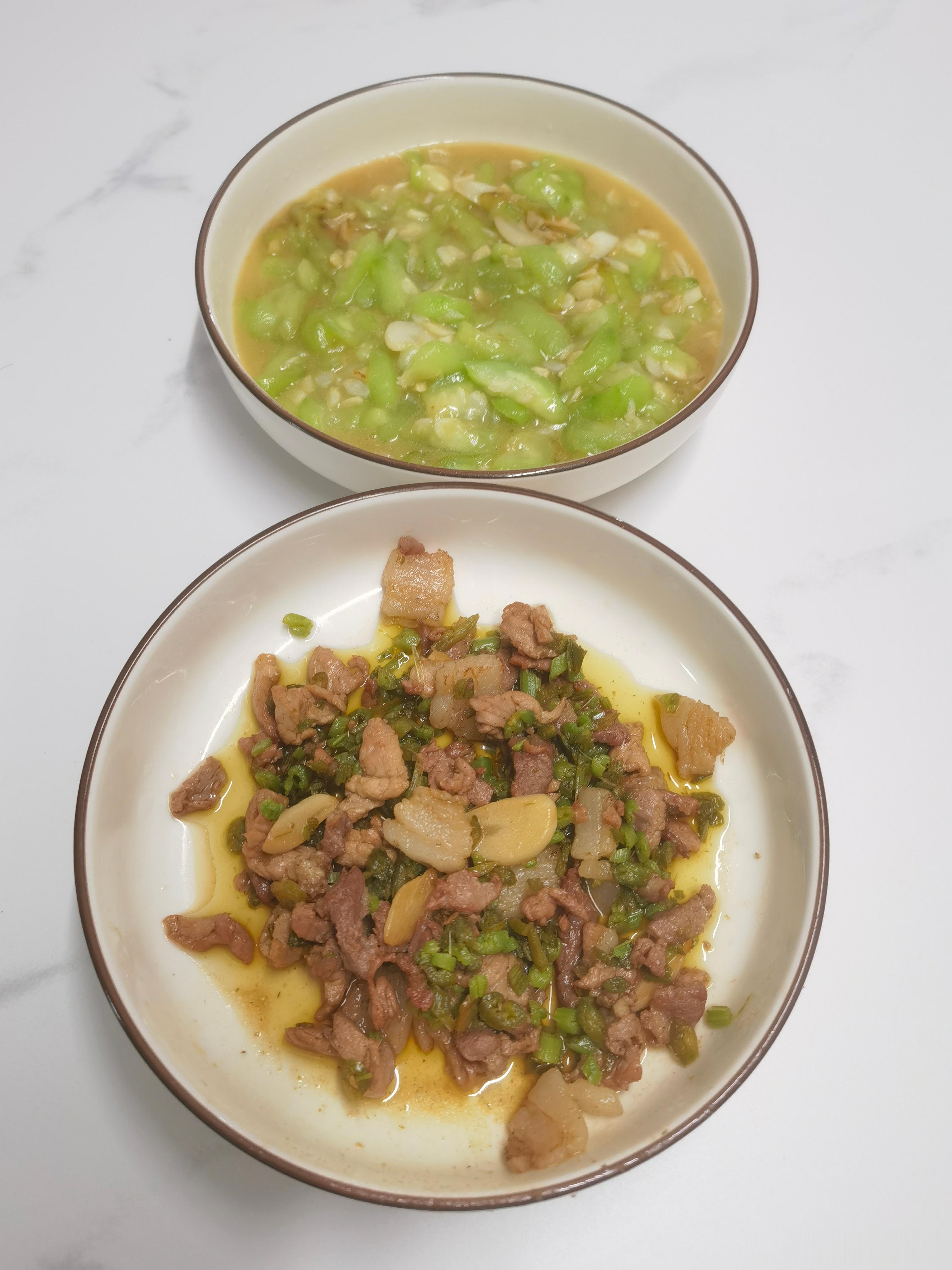 午餐：瓜藤炒肉+清炒丝瓜。要记得再忙也要好好吃饭～ 