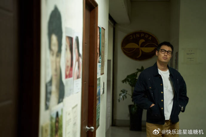 《接招吧！制作人》花絮照透露了太多幕后细节！认真开会的他、专注练乐器的他、片场放