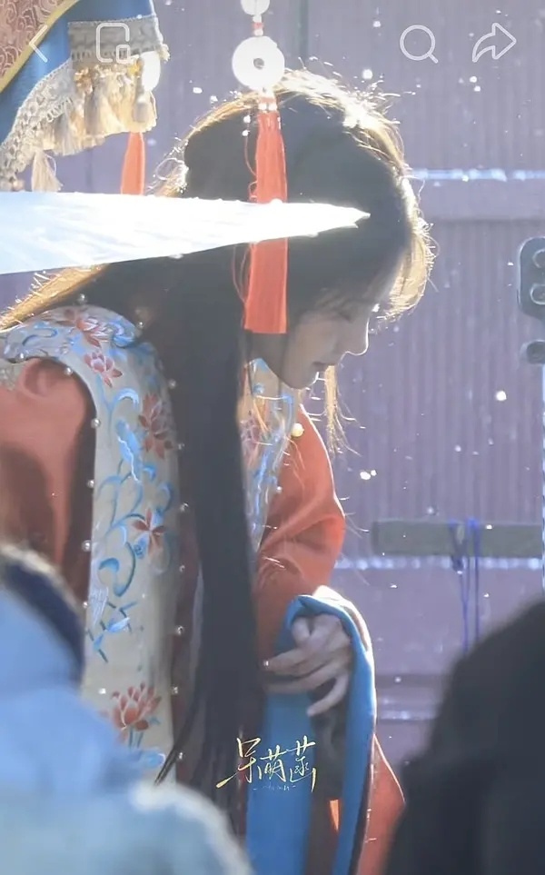 一开机就大婚，李一桐《金枝》婚服造型速看 