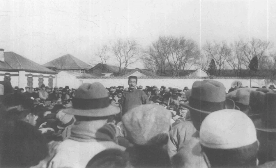 1932年11月27日摄于北京。1932年11月，鲁迅赴北平探望母亲期...