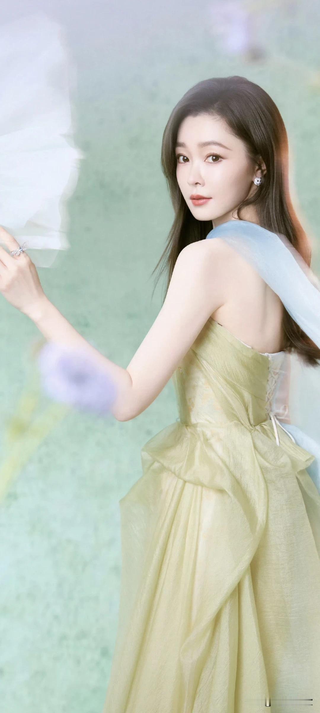 宋宋轶写真壁纸～ 清新是她手捧黄花的治愈模样，性感是她亮片裙下与光影缠绵的姿态，