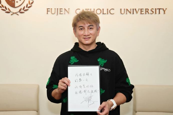 吴奇隆荣获杰出校友奖 恭喜隆哥！现年55岁的吴奇隆低调返回母校辅仁大学，获颁“杰