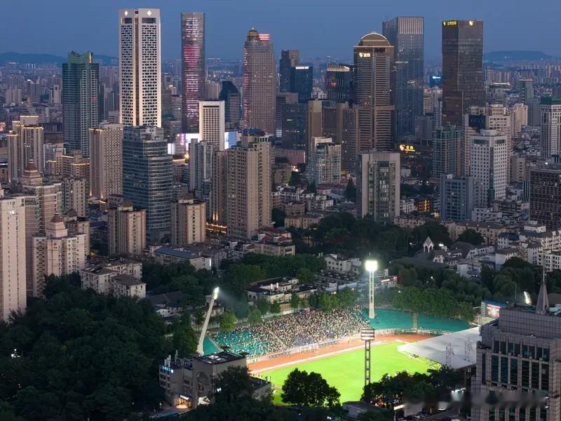 在一场精彩的苏超联赛较量中，宿迁队在主场以2:0的比分击败南京队，用一场胜利点燃