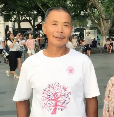 无血缘胜至亲！江西七旬村民吴洪高，十二年守瘫邻温暖乡野
 
吴洪高，男，1954