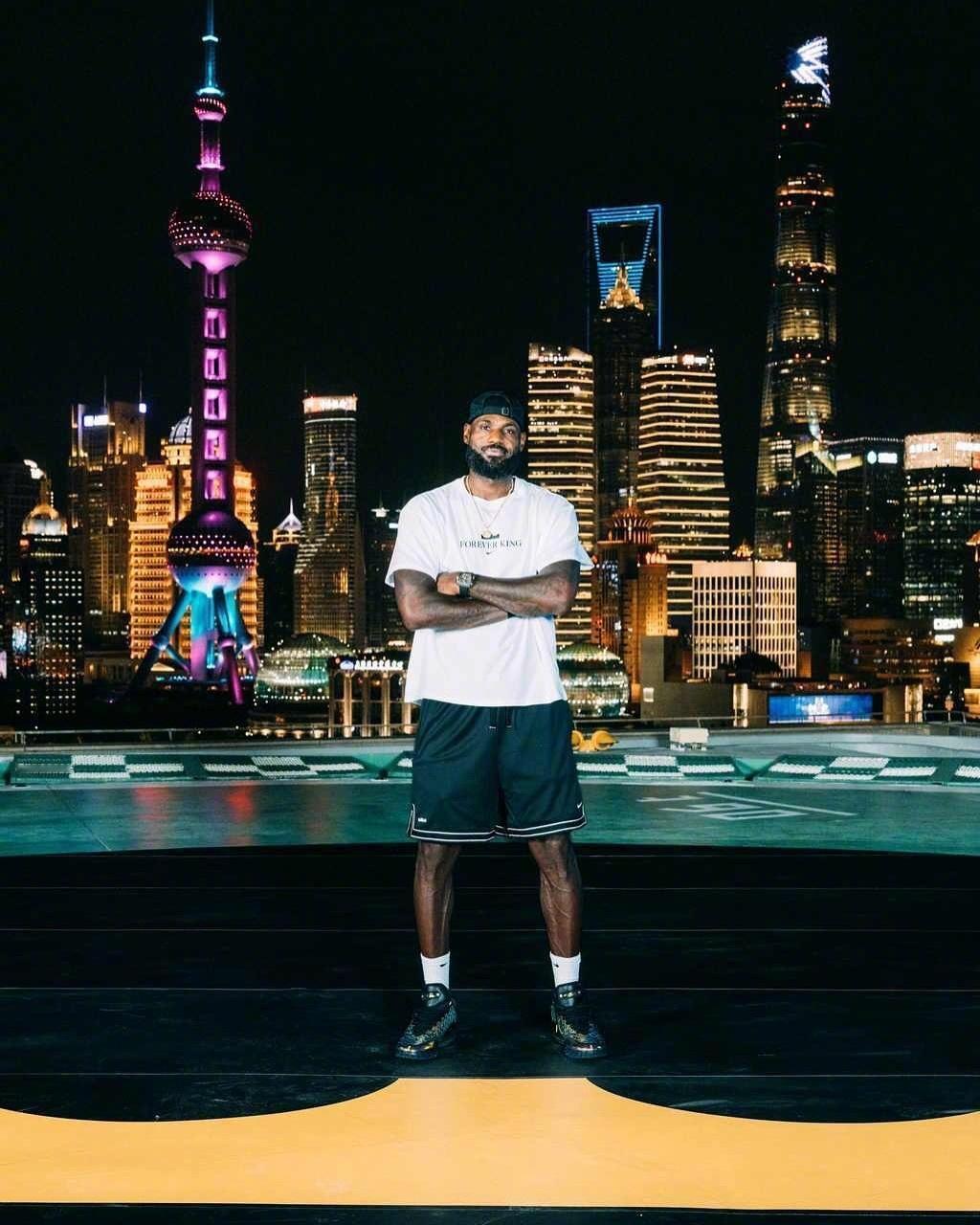 詹姆斯开启第15次中国行 上一次也是我第一次见到詹姆斯，还是2012年快船vs热