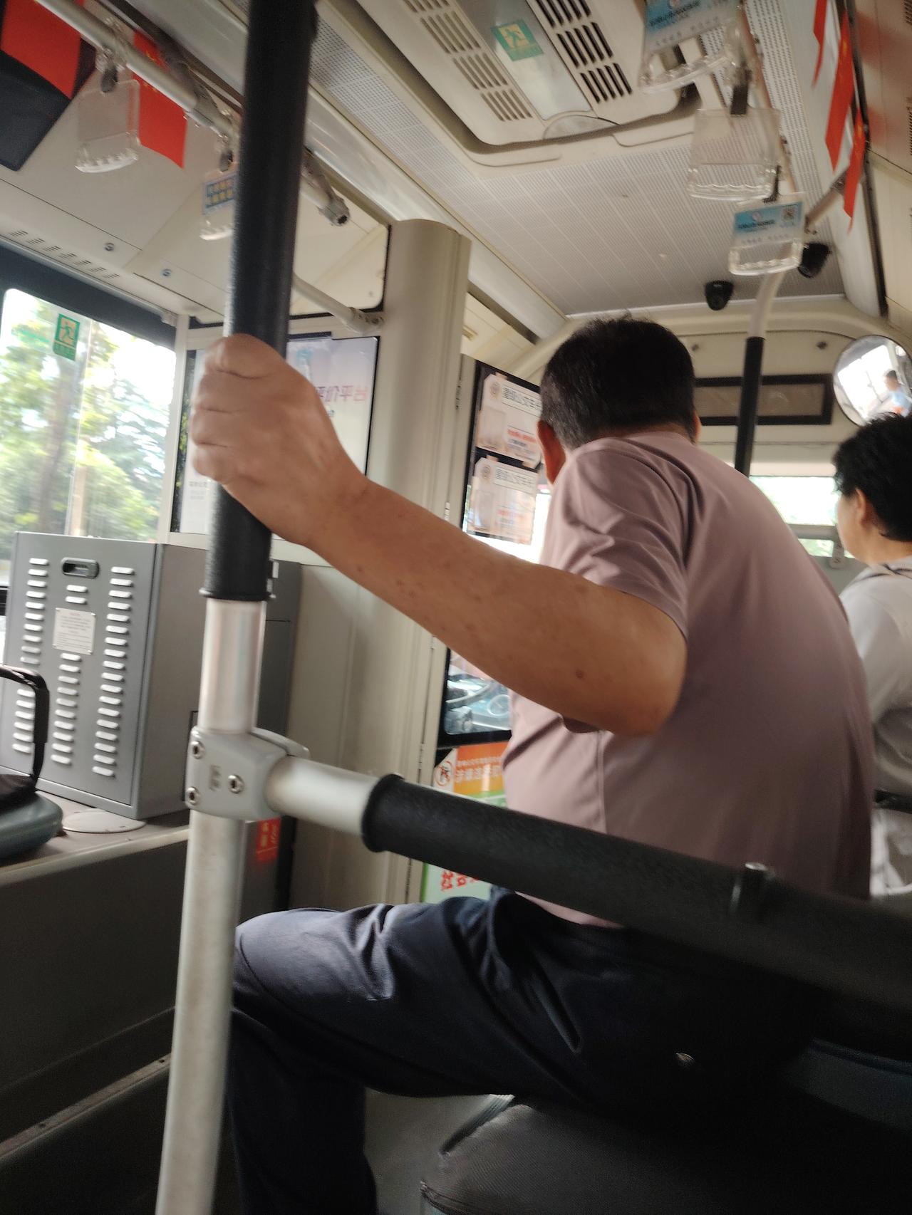 平顶山市公交公司公交车对退伍军人优惠政策太给力了！
     前天从市人才市心坐