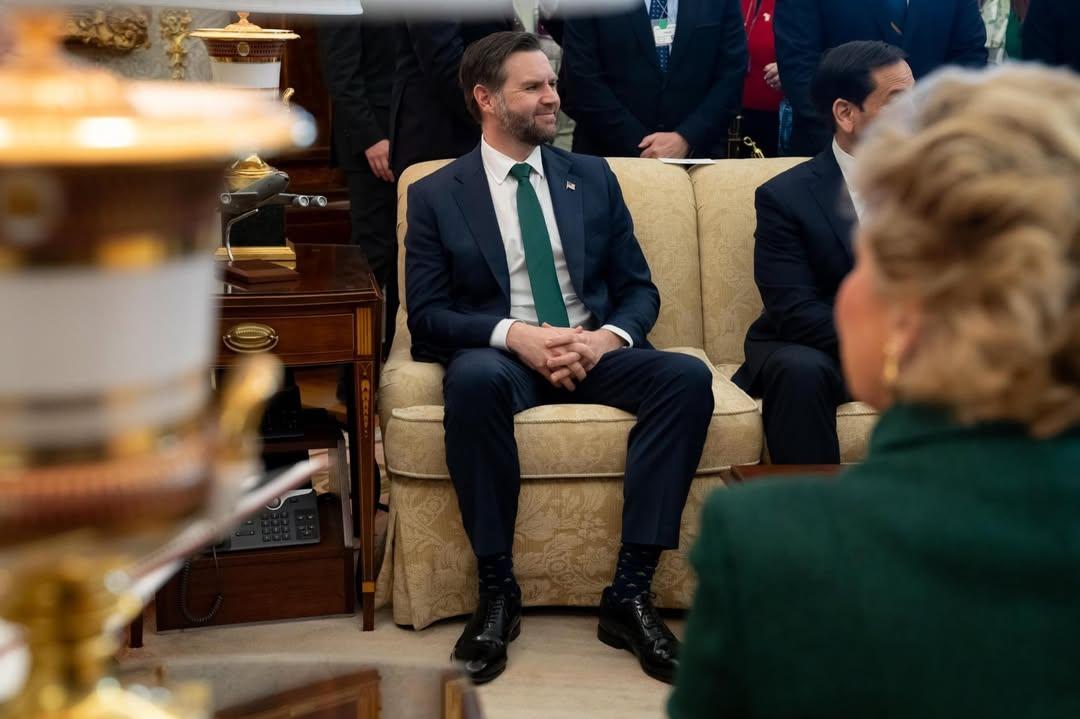 大西洋月刊的报道称，在对伊朗军事行动持续约两个月后，万斯在白宫内部闭门会议中，多