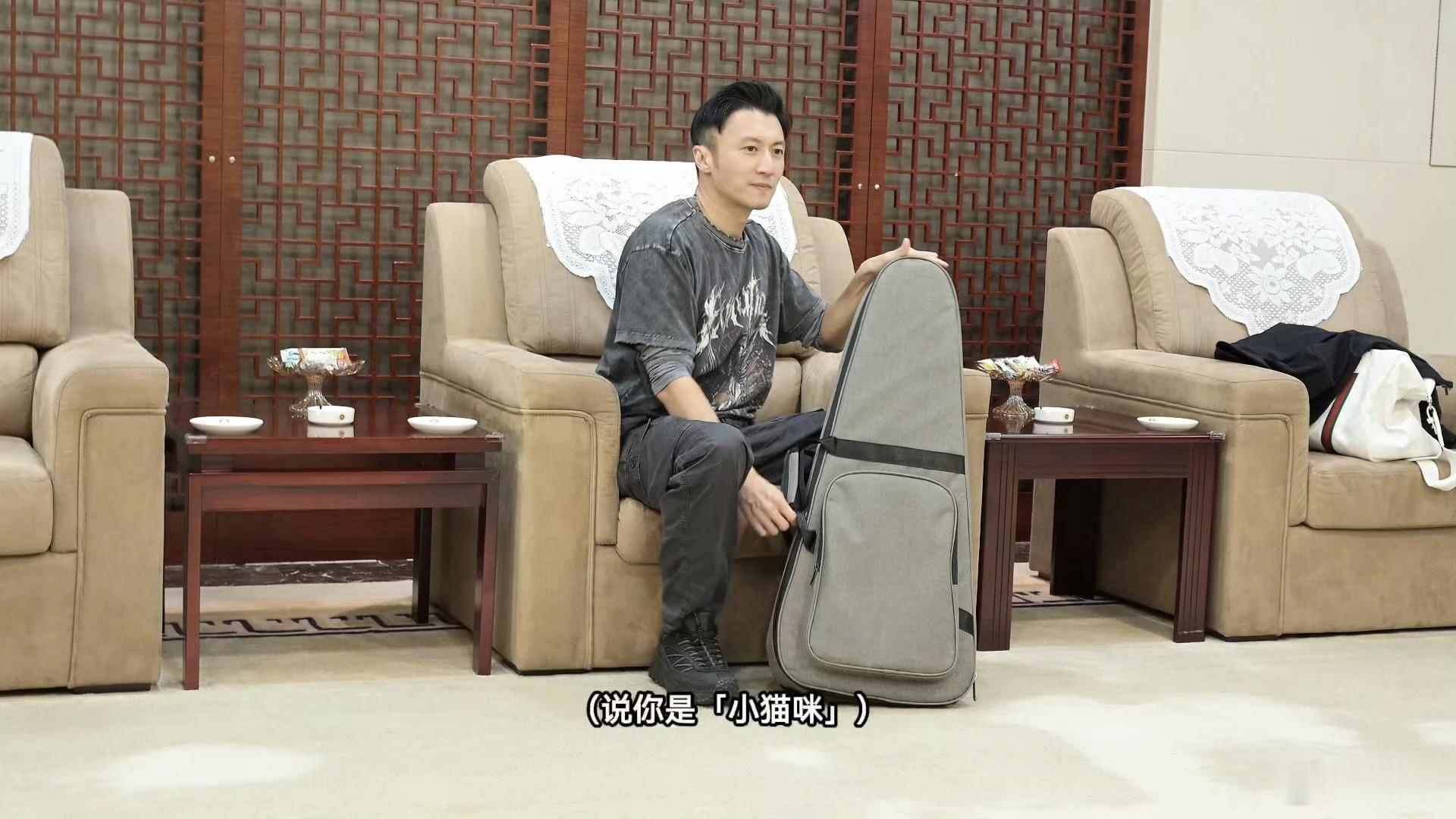 谢霆锋被喊完老公又被叫小猫咪谁能想到硬汉谢霆锋也有这么可爱的一面，听到‘小猫咪’