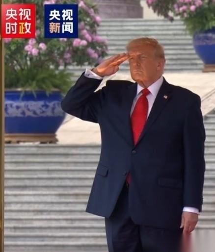 从这个动作来看，特朗普总统来之前应该特意练过，要不然，这个中式军礼行得实在太有板