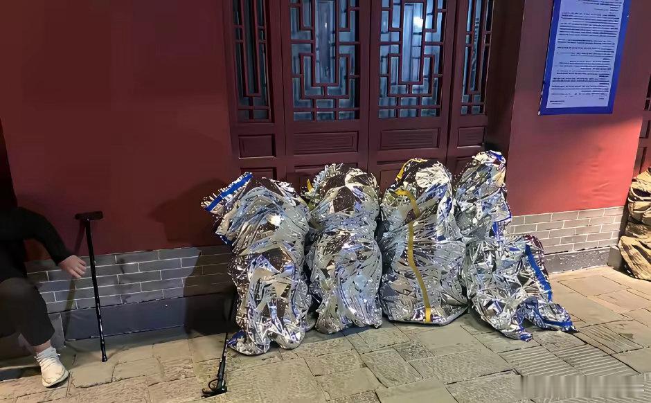 笑不活了！五一爬泰山也太拼了吧！远远看去一片花花绿绿，还以为是景点垃圾，走近才知