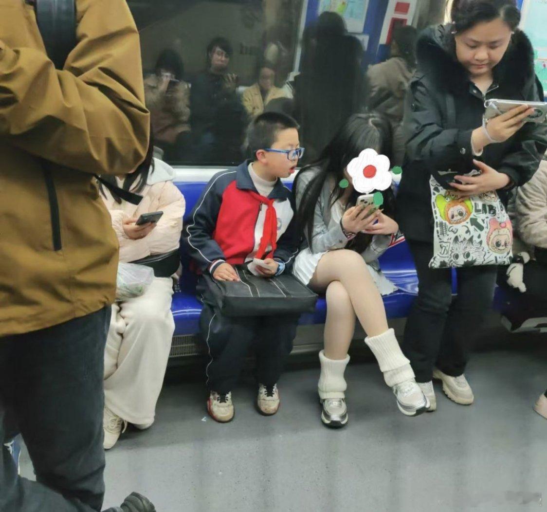小孩哥满眼都是对手机的渴望[允悲] ​​​