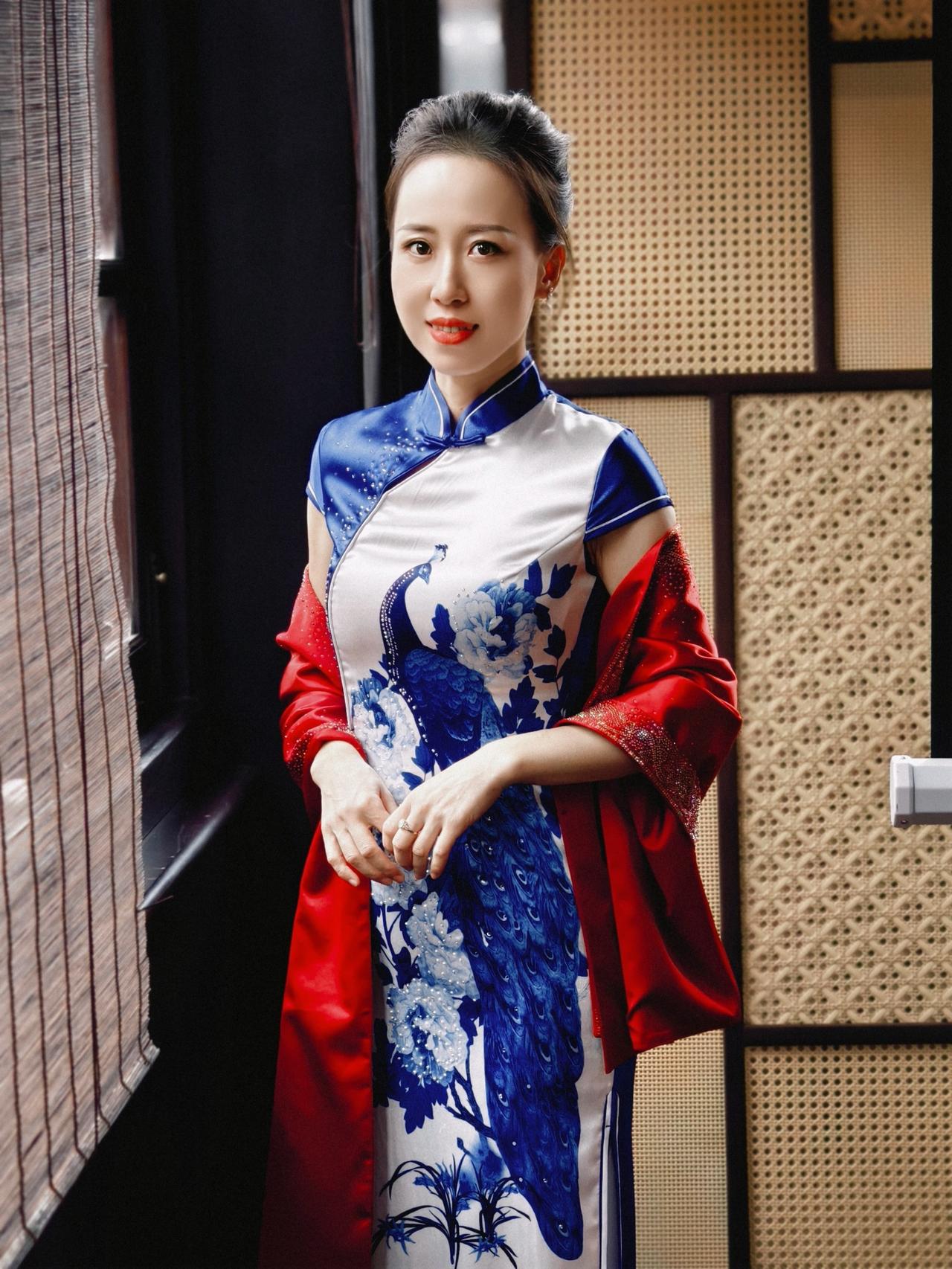 这位小姐姐穿着旗袍，真漂亮！