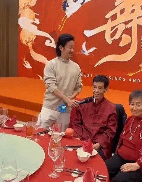 吴京家宴曝光！父亲80大寿不摆茅台摆大窑，这波情怀营销太顶了[赞] ​​​