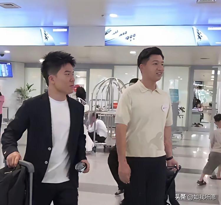 董宇辉这次去越南，
网友最欣慰的是啥？
不是他跟大使合影，而是——他终于理发了！