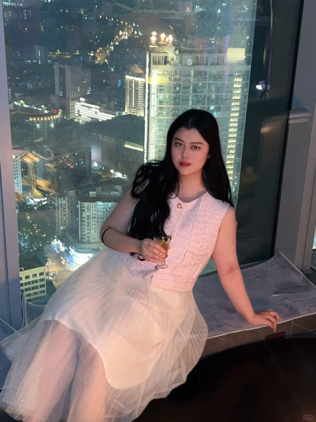 被这家酒吧的夜景硬控1小时。  好家伙咱就是