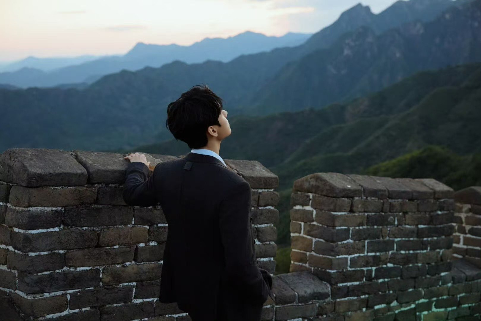 龚俊长城篇放送龚俊长城侧拍龚俊长城篇放送，好帅吧，[打call][打call][