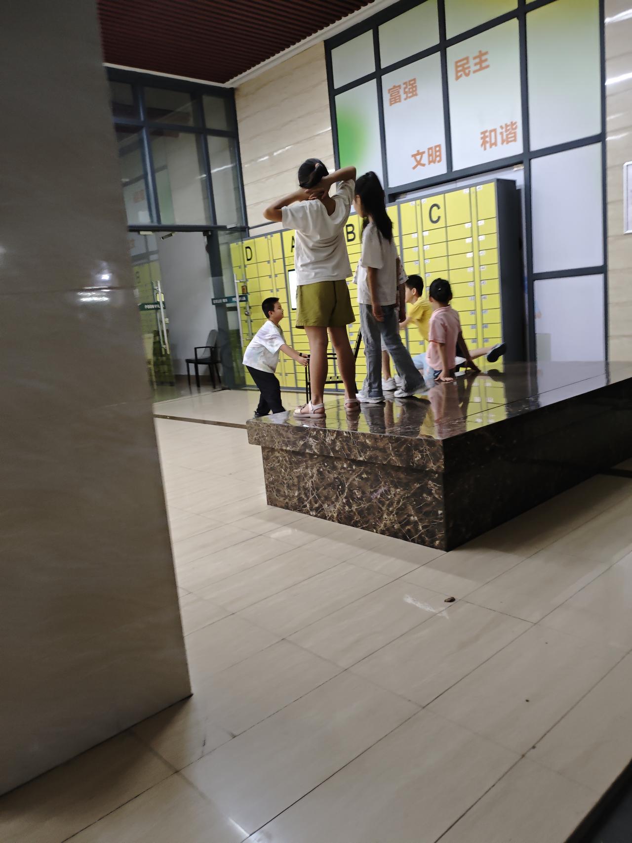 随手拍张照清明假期，小区里的小朋友们晚上在楼下玩得挺高兴的！