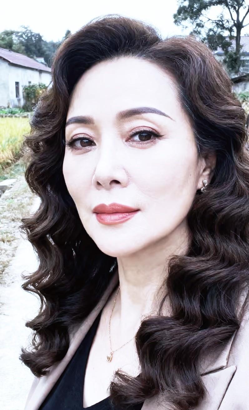 情绪不稳的时候，别急着emo。
听听音乐、看看海、吃顿好的，比什么都管用。
你不