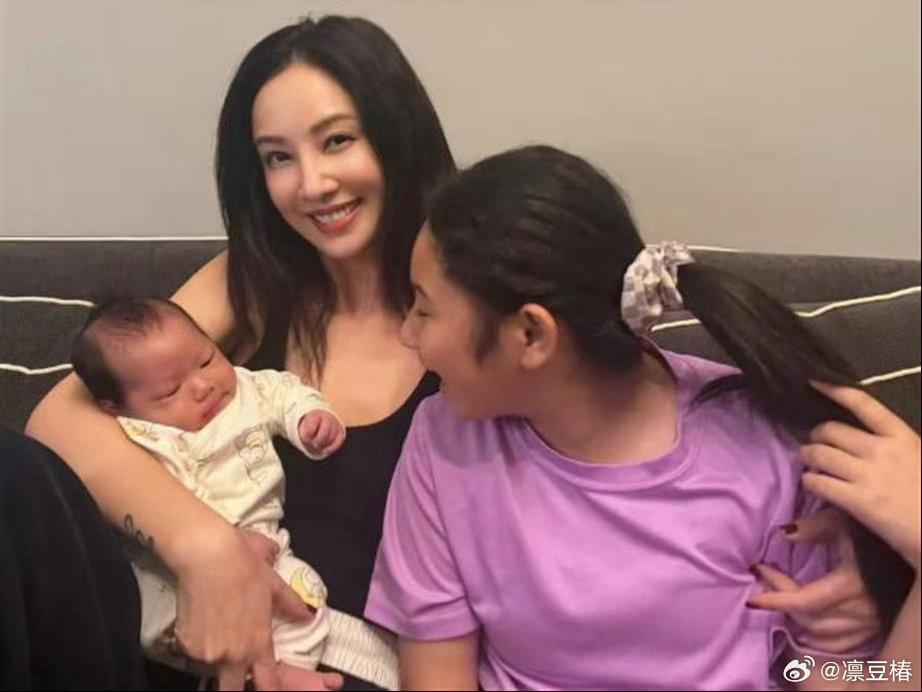 45岁郑希怡官宣二胎喜讯！怀抱新生儿与大女儿温馨同框，产后状态惊艳如少女，多年心