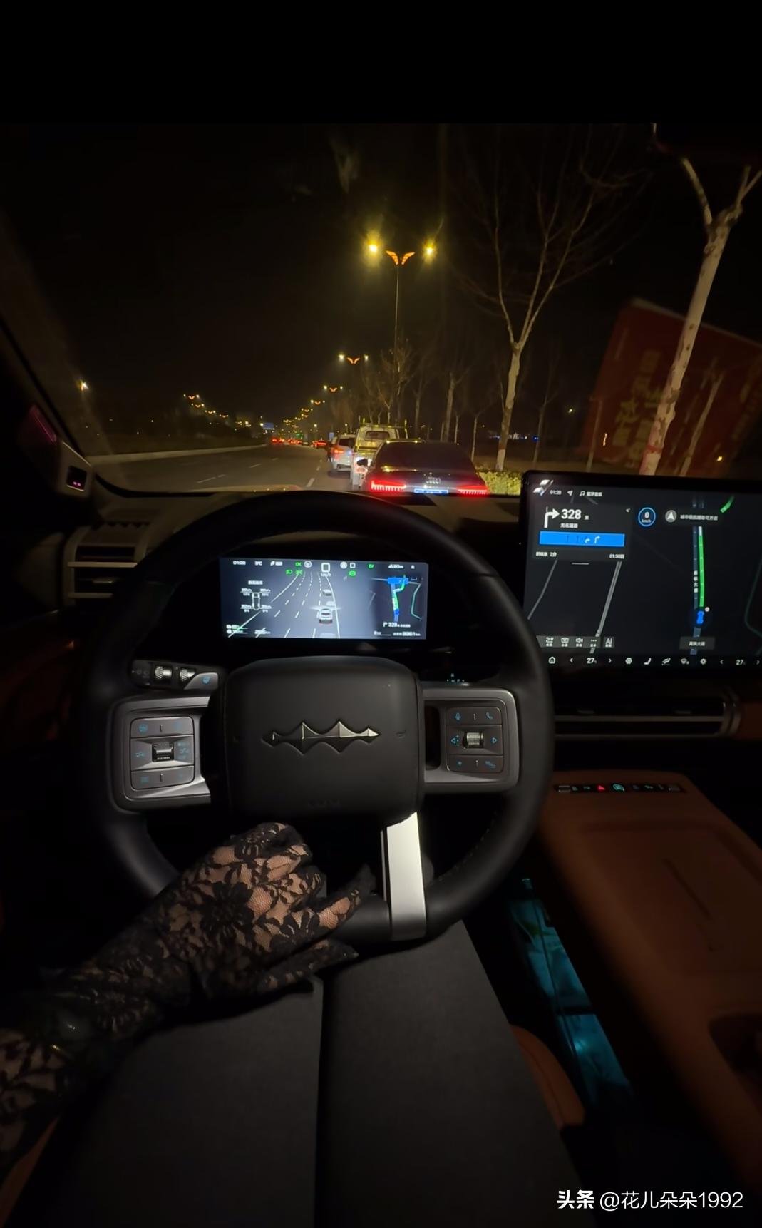 连夜为油车车主“操心”，电车车主：以为一箱油
昨晚油价又上调了，
92号汽油每升