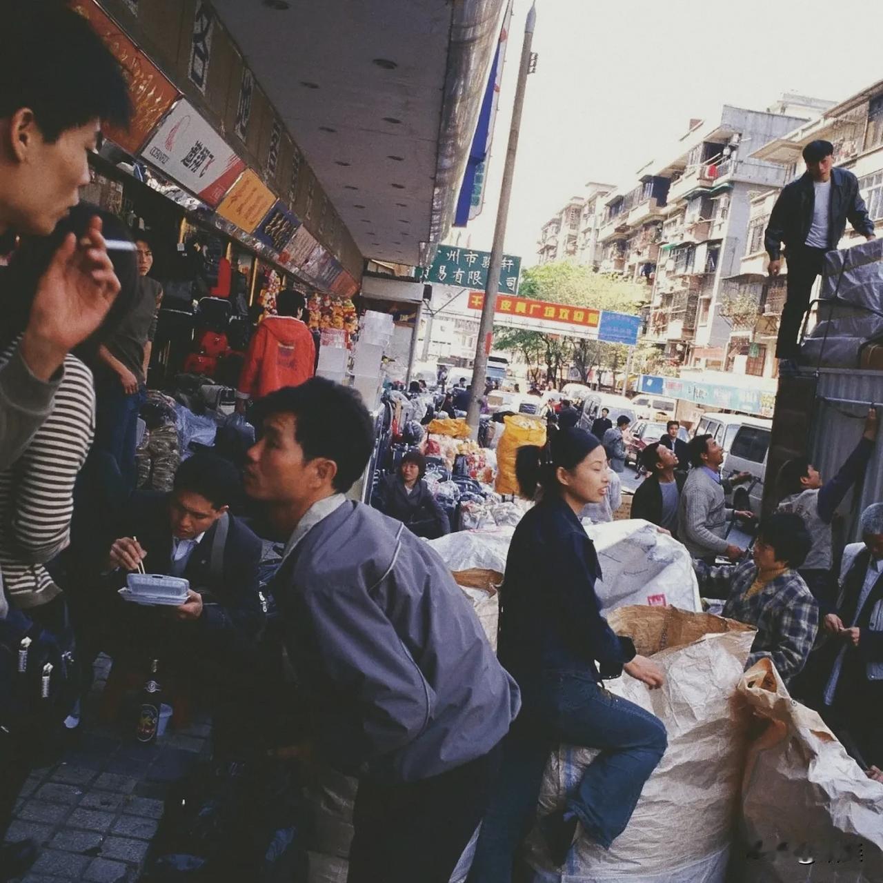 2002年的广州，如今看来虽然很旧，但那时的广州已经相当富裕。
当内地大部分地方