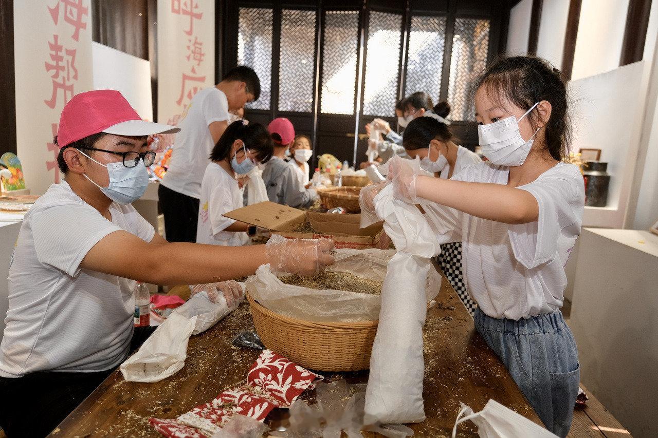 宁波用15年爱心接力守护来甬小候鸟成长 今年，宁波关爱“小候鸟”系列活动迎来第十