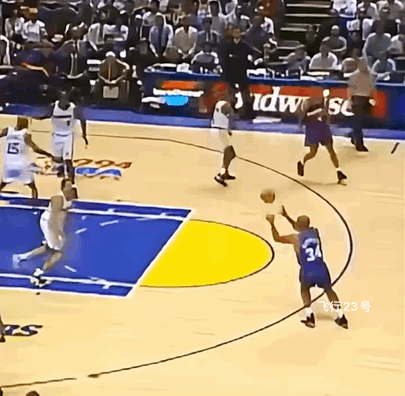 NBA后撤步三分球演变！
图一二是上世纪球员巴克利跟乔丹的后撤步三分投篮！
图三