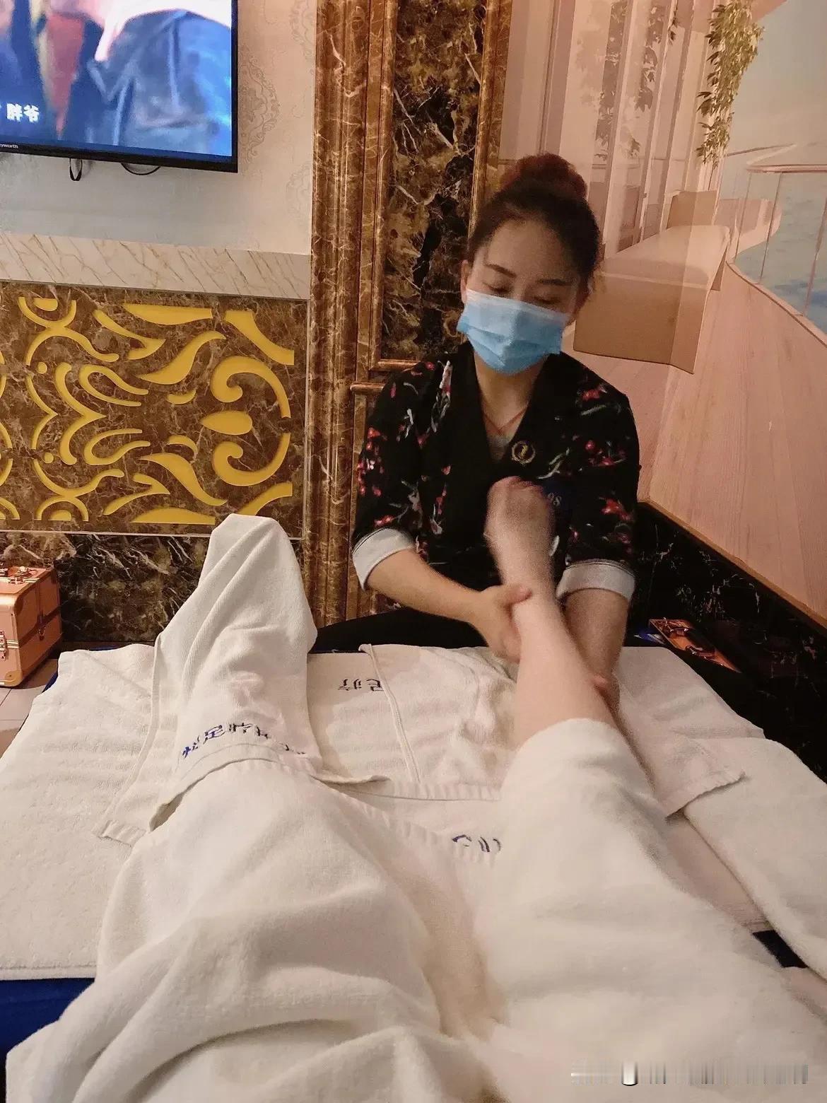 上海松江，男子身上一共4000块钱，却跑到足浴店点了4名女技师提供按摩服务。期间