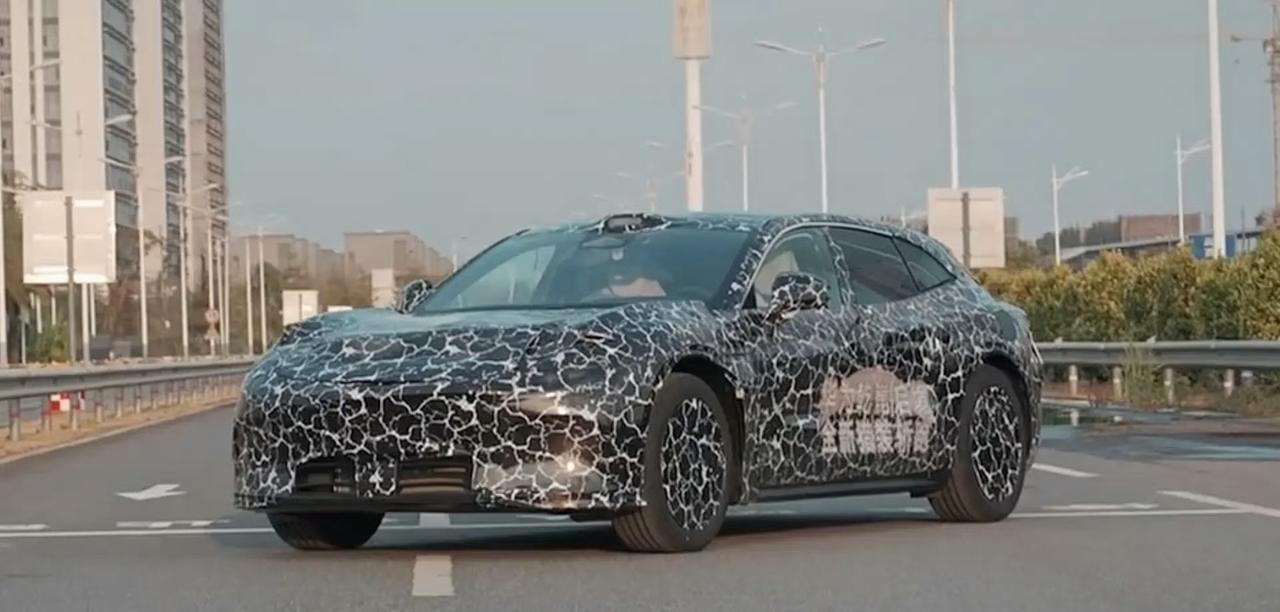 启境首款猎装轿跑测试车曝光，这华为和广汽联手打造的车外观很有看头。它超跑姿态搭配
