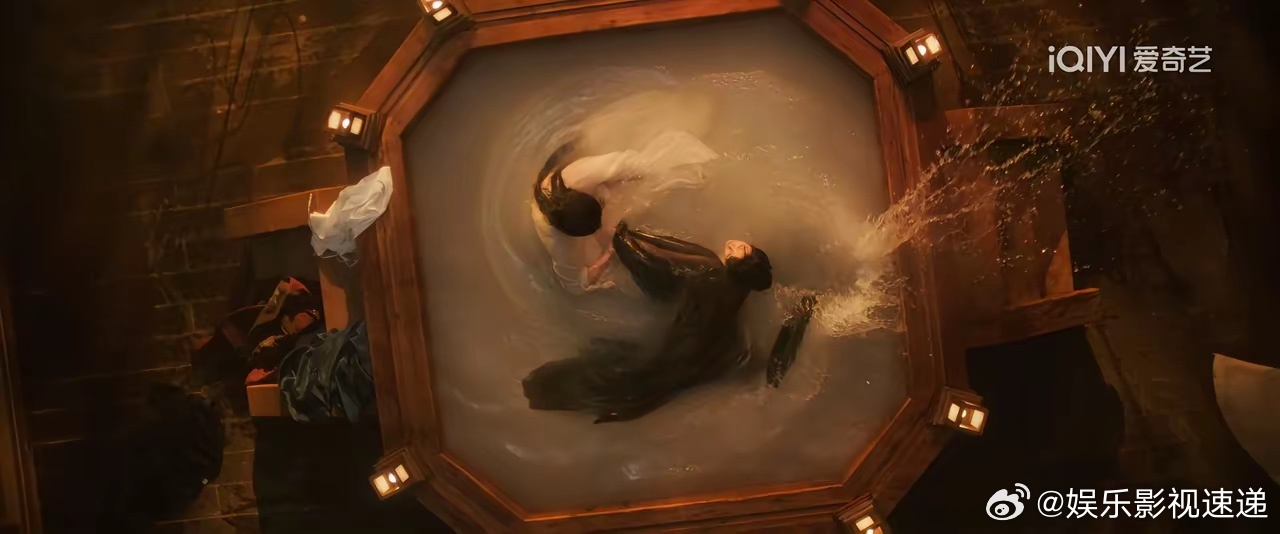 逐玉》这也太太太太会拍了。你敢拍我就敢看，哈哈！这场景拍的太美了。一黑一白，阴阳