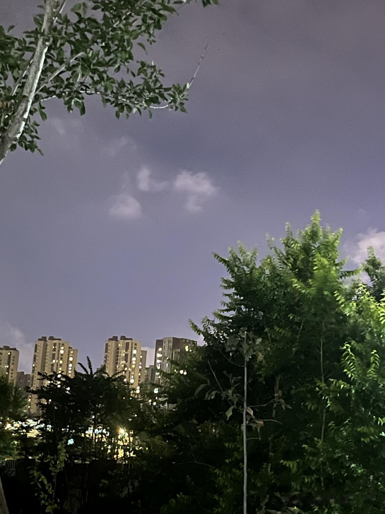 一段非常通透的话：“所有正在上班的人都明白一个道理，你能一直有班上，靠的从来都不