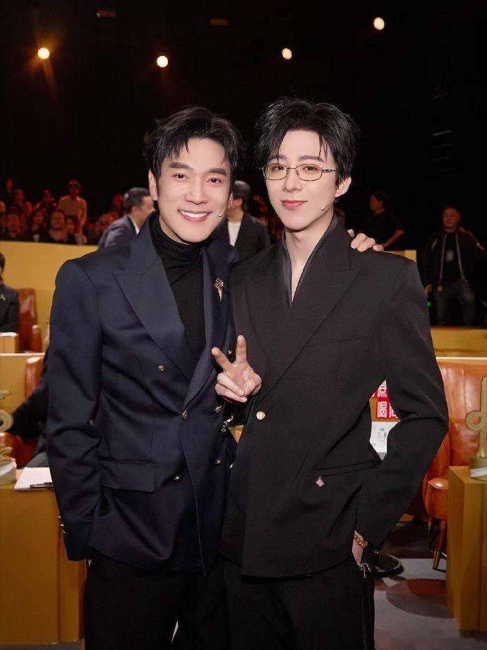 哇塞！林依轮微博晒出和刘宇宁的同框照，配文“剧粉追弟成功”，这喜悦都快溢出屏幕啦