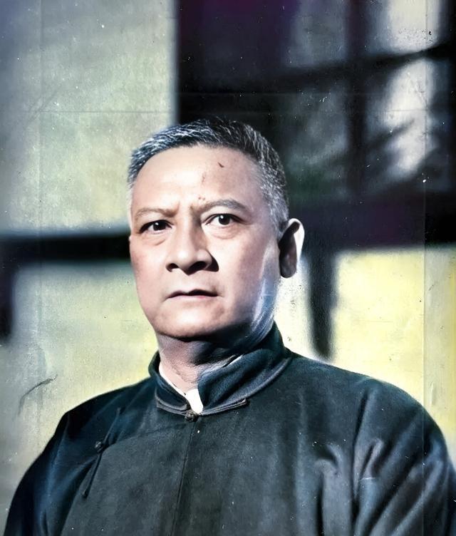 这名横眉怒目，双眼透出寒光的男子也曾是上个世纪二三十年代的风云人物。他就是混迹于