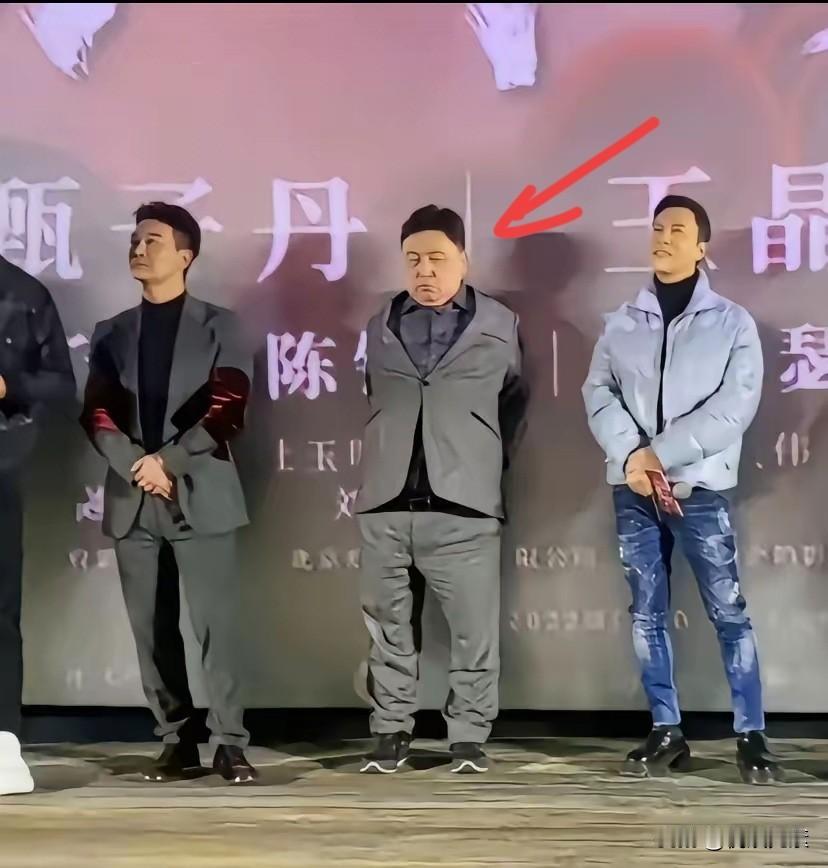 他是香港娱乐圈的泰斗，
已经不需要靠形象吃饭了，
也不在乎谁的看法。
大家知道他