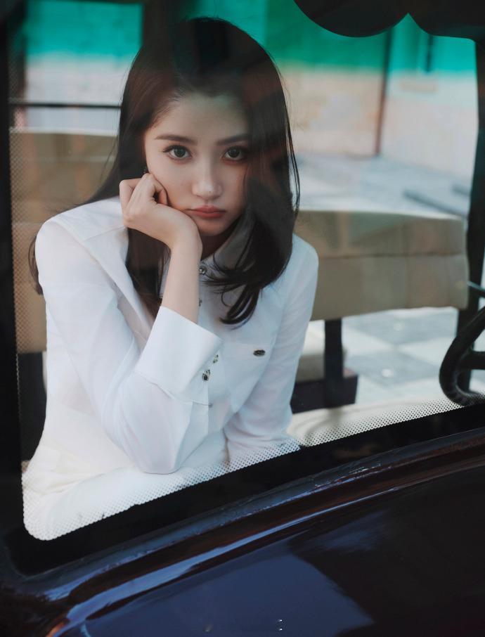 关晓彤纯白套装look  关晓彤高知感溢出屏幕了  关晓彤在此次活动中的纯白套装