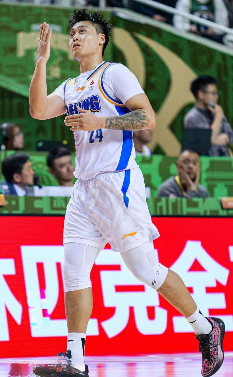 五战三胜制的半决赛，赵睿完成了救赎，打了23分42秒，三分球五投三中，贡献15分