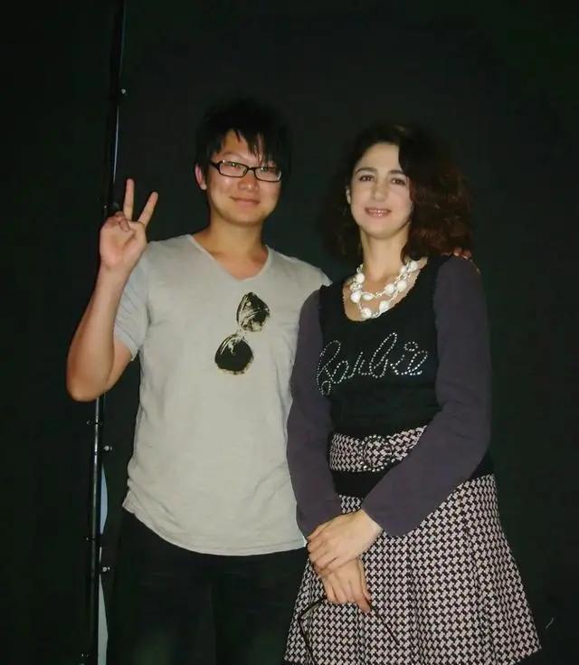 1995年，北京一出租车小哥迎娶了德国美女明星为妻，成为众人羡慕的对象，如今他们