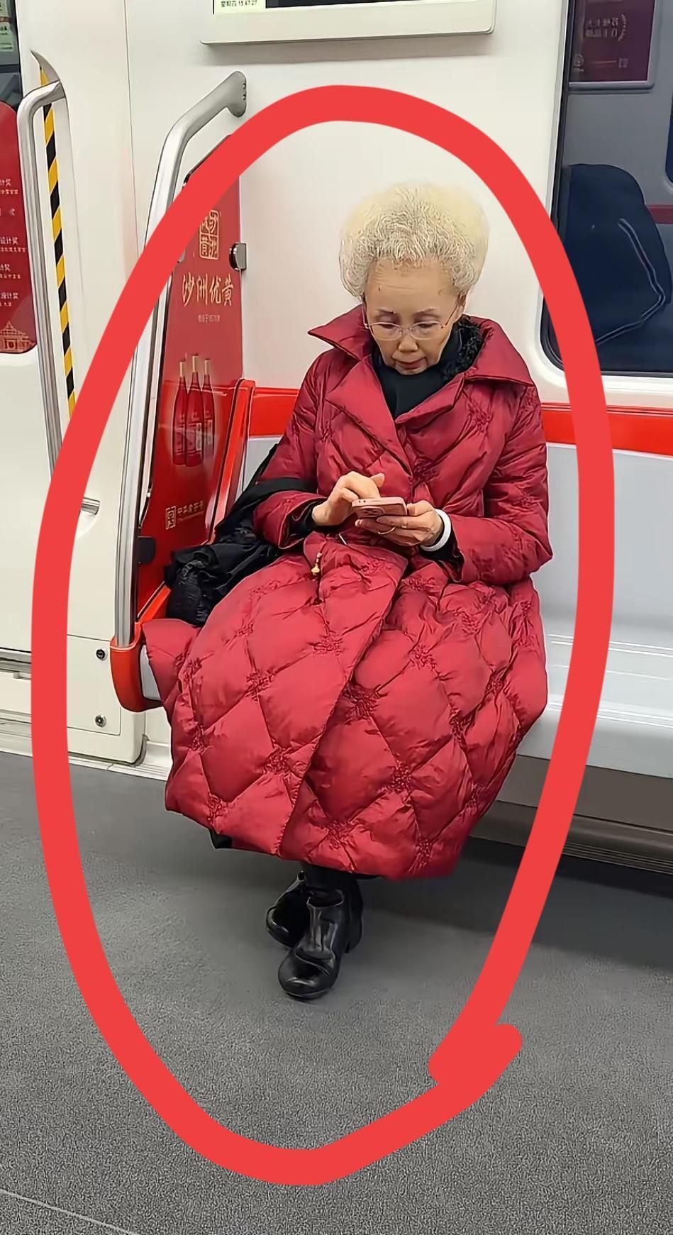 地铁上，突然，发现斜对面坐着一名头发花白的老奶奶，不料，仔细看她的打扮，既保暖又
