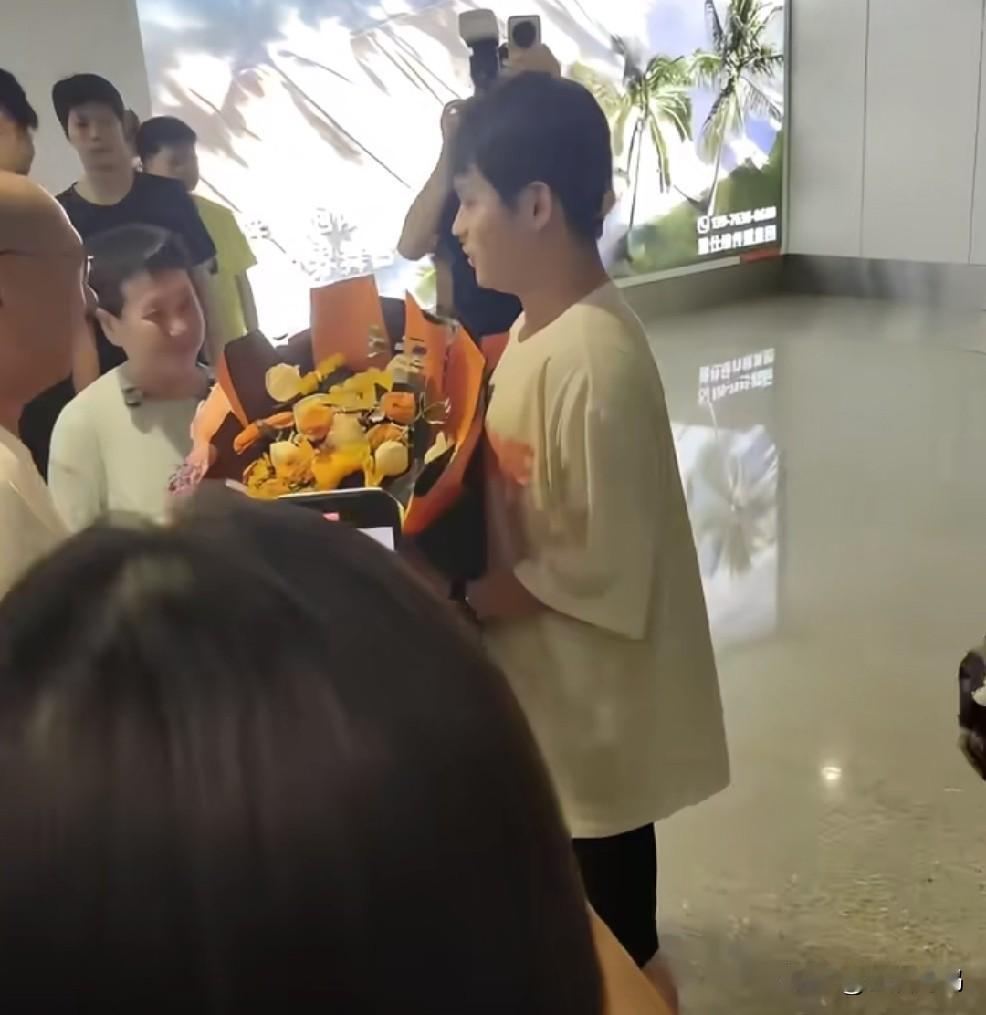 林诗栋回海南了，
这可是大事件，
石头爸爸妈妈以及教练都来机场接了。
确实是大事