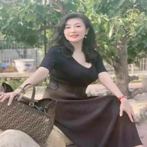 优雅的午后时光，手提包与裙摆的完美搭配通勤搭配手提包 长裙包包搭配 单肩裙搭配 