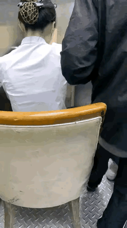 这岗位多年不见了，但在一些医院还有，只不过不会有坐位[偷笑]。