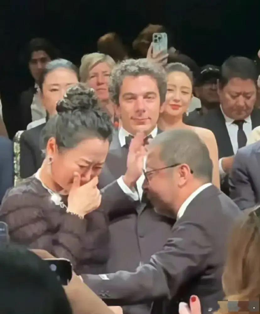 贾樟柯真的心疼死了！看到赵涛哭得那么伤心引，心里肯定比谁都要难过，毕竟自己每次都