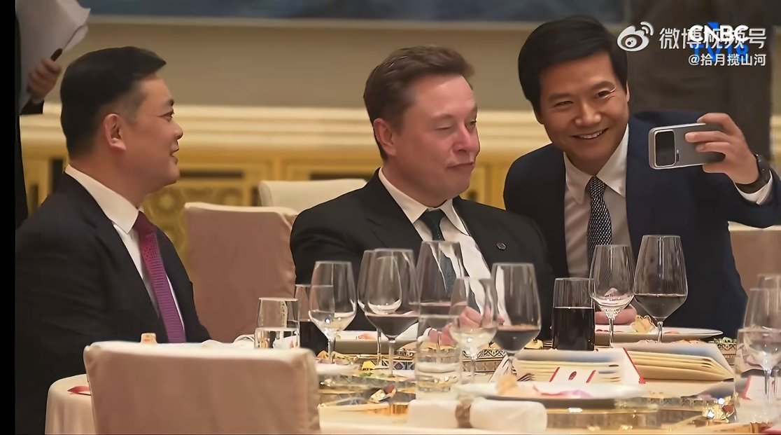 特朗普访华欢迎宴会雷总很局促的过来拍照，马斯克还对着手机wink一下，好可爱哈哈