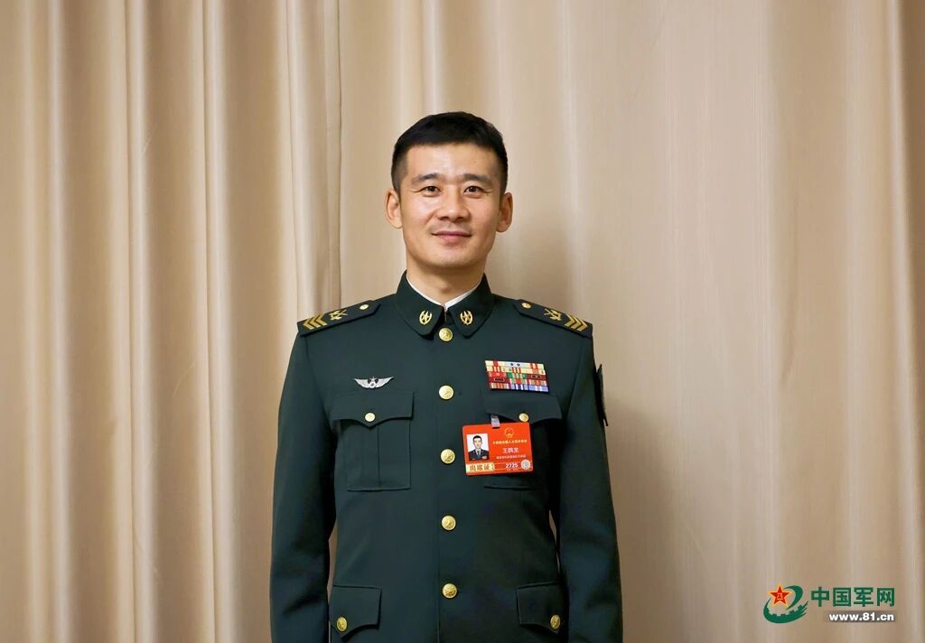 全国人大代表、陆军某旅二级军士长王鹍龙。入伍23年，他参加过20余次大项演训任务