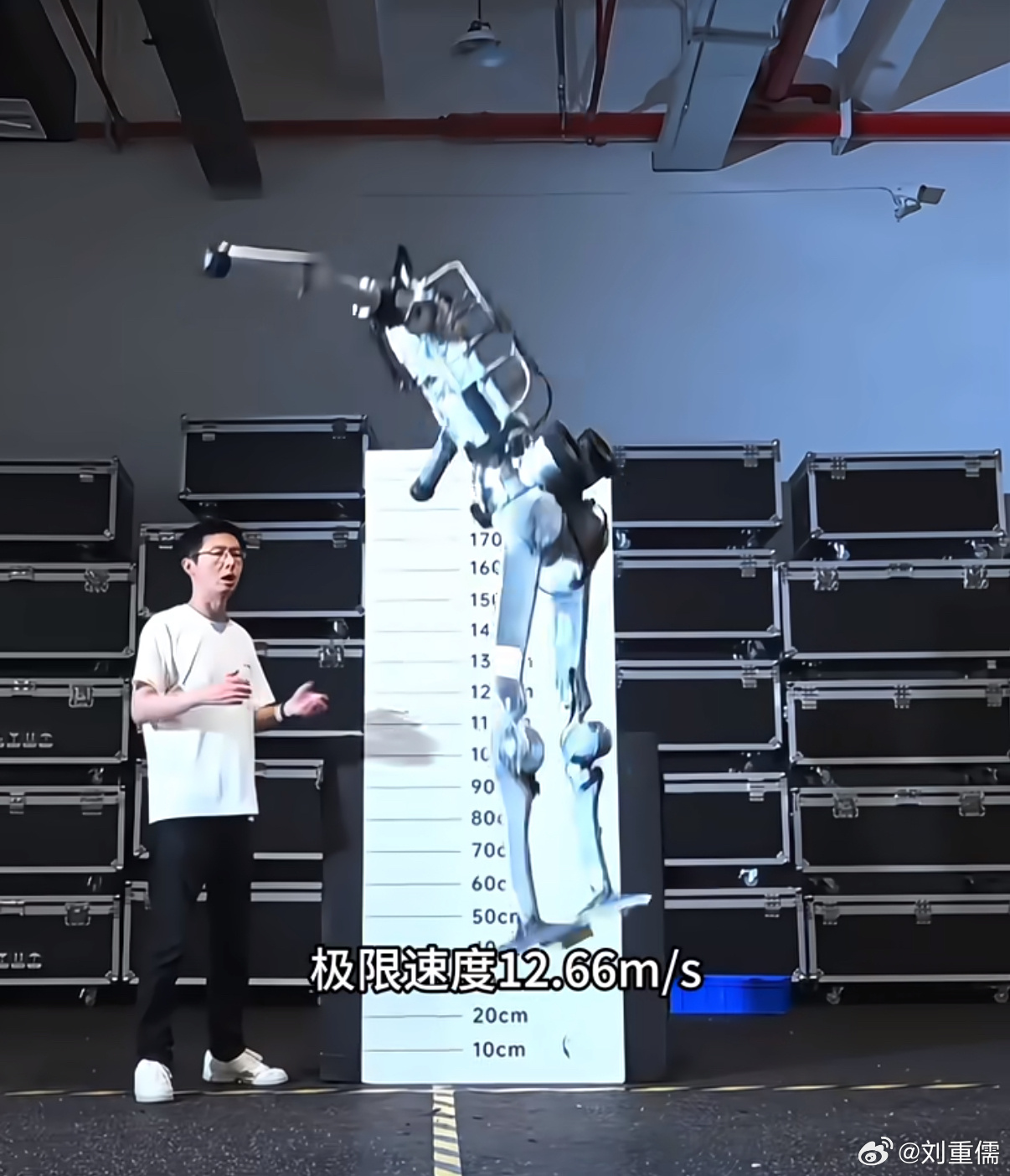 宇树发布超人机器人这也太离谱了！宇树刚发的“超人”机器人，原地能跳2米高，跑起来
