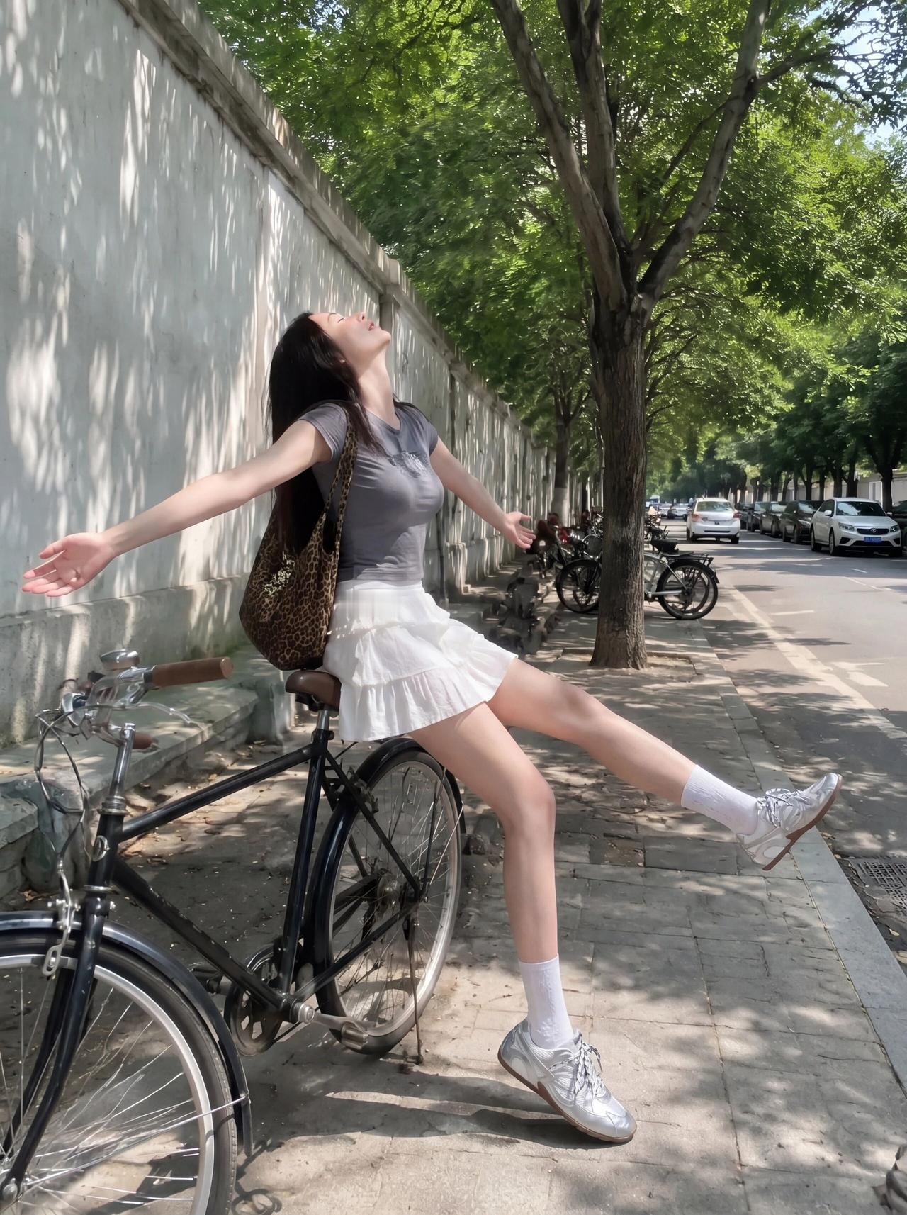 阳光下的自由骑行，享受生活的每一刻！🌞🚴‍♀️💃‍♀️