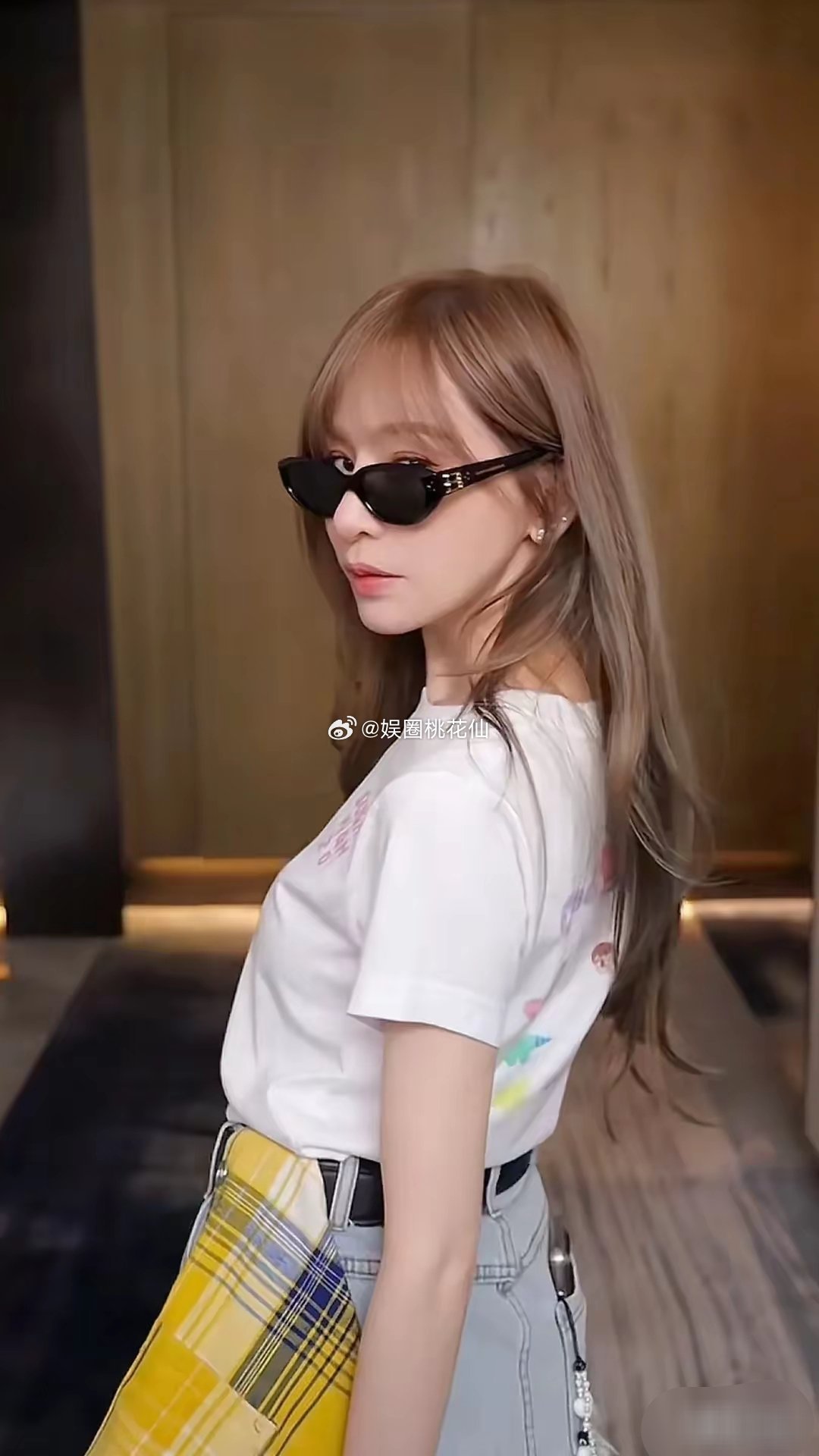 42岁王心凌最新穿搭：短袖+半身裙，减龄又洋气，美得像少女 ​​​