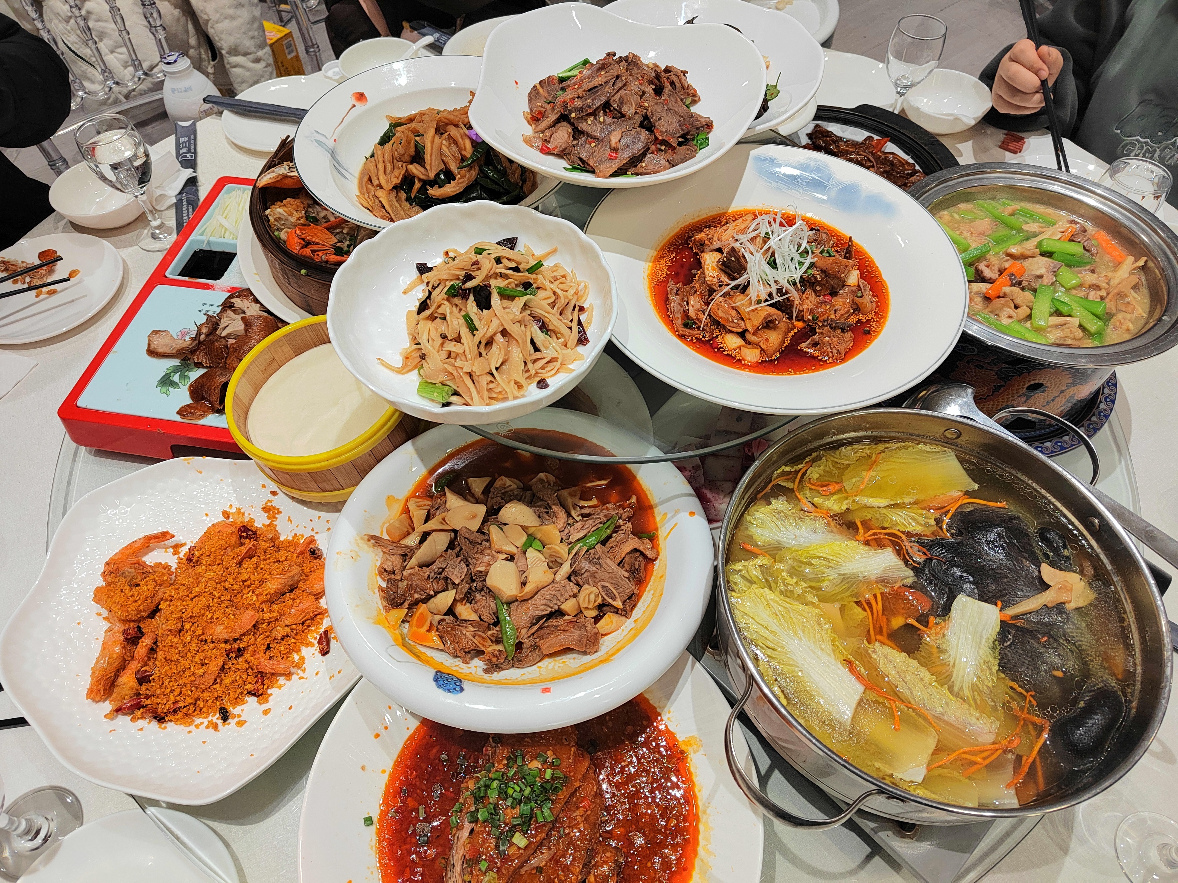 【你们公司有年会吗？放假了没】成都好多公司现在都不办年会了，吃完今晚的这顿团年饭